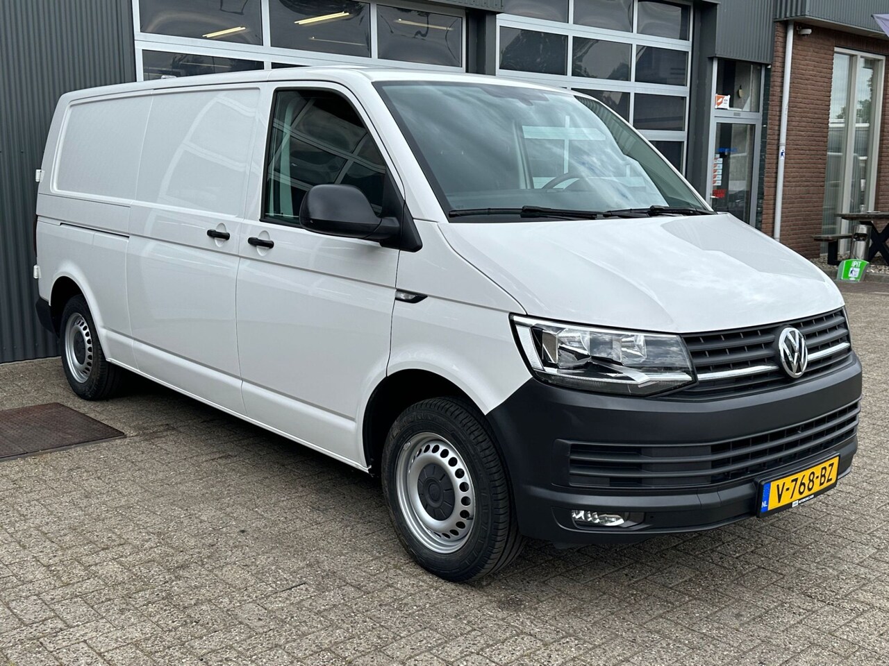 Volkswagen Transporter - 2.0 TDI L2H1 102pk Kastinrichting 2200kg Trekgewicht Cruise controle Parkeerhulp achter La - AutoWereld.nl