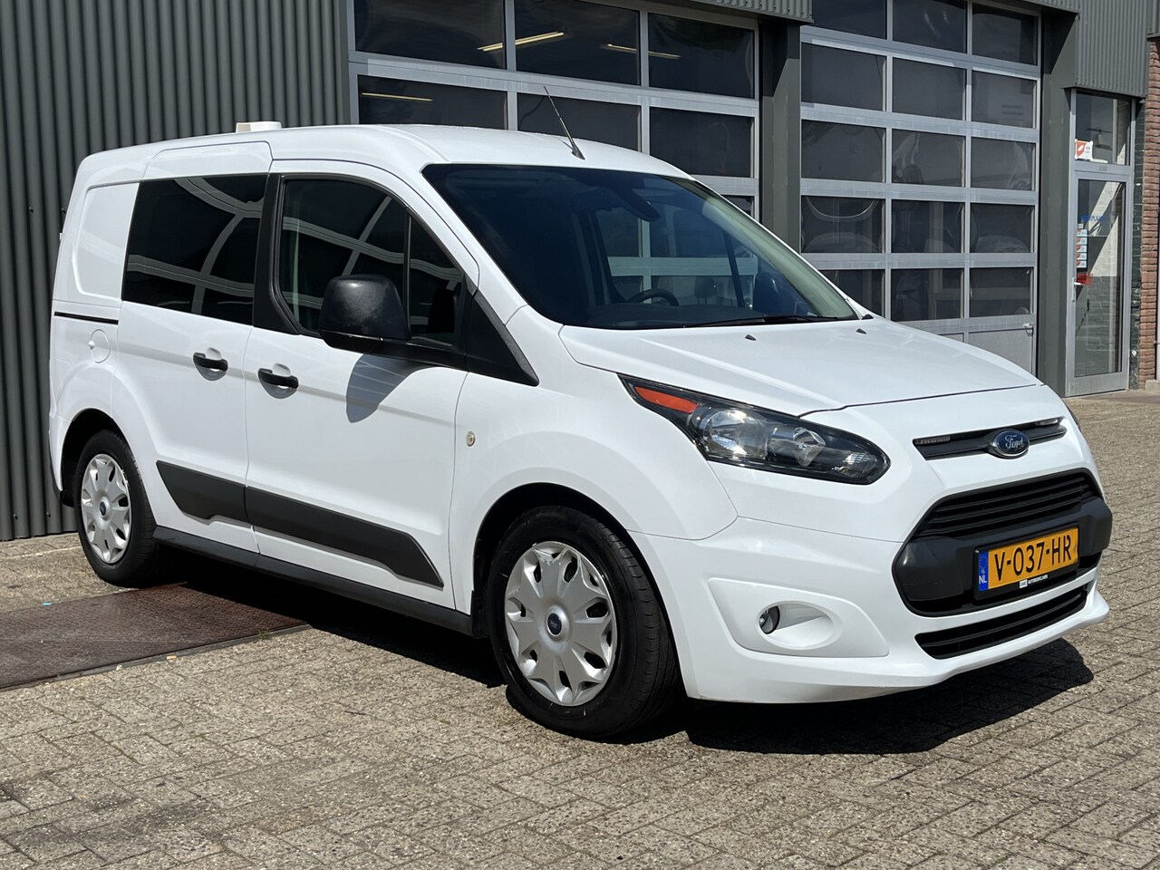 Ford Transit Connect - 1.0 Ecoboost Airco Omvormer 3-Persoons Kastinrichting Trekhaak 1200kg Parkeersensoren acht - AutoWereld.nl