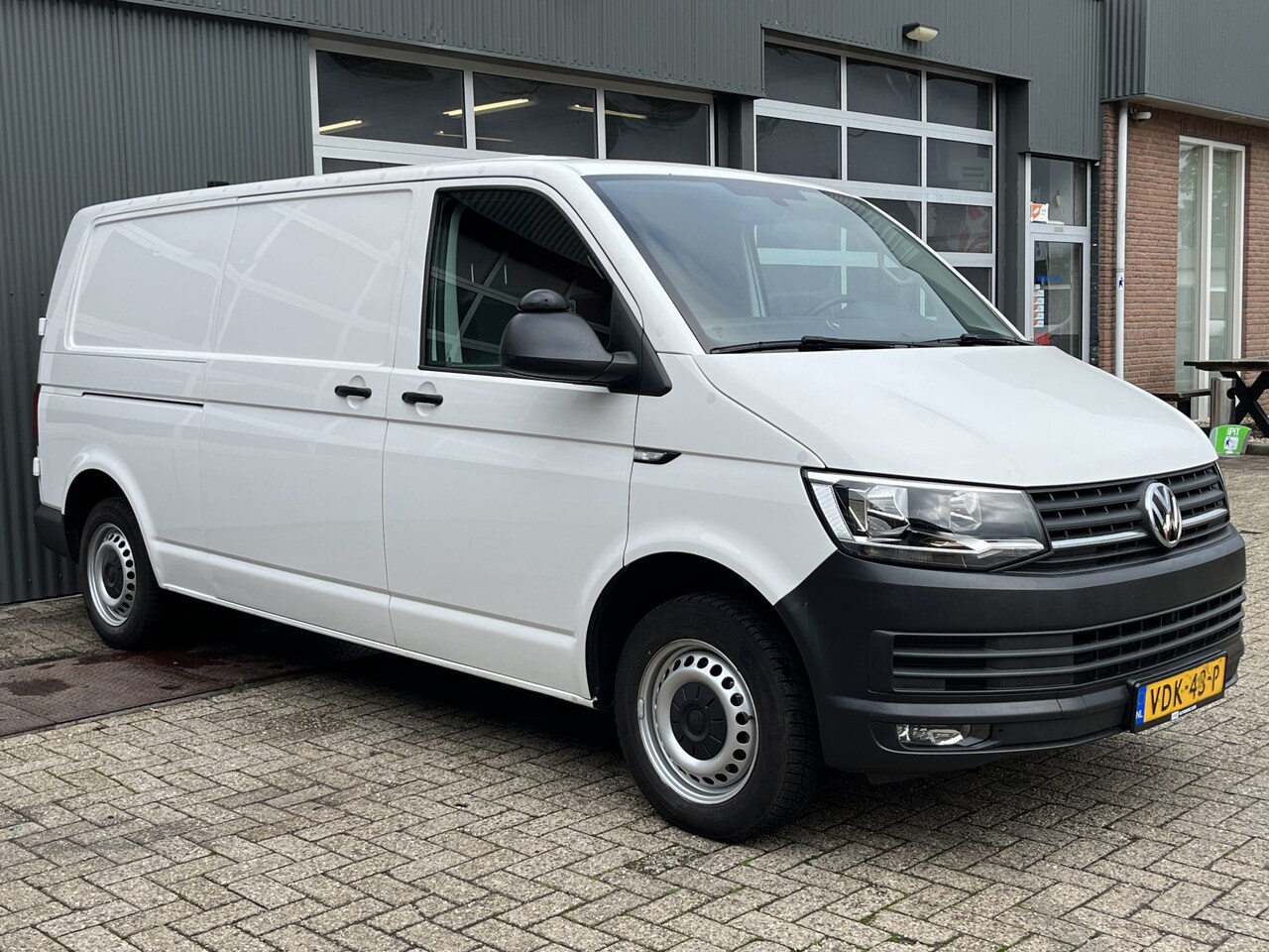 Volkswagen Transporter - 2.0 TDI L2H1 Servicewagen Omvormer Airco Cruise control Trekhaak 2200kg Kastinrichting Wer - AutoWereld.nl