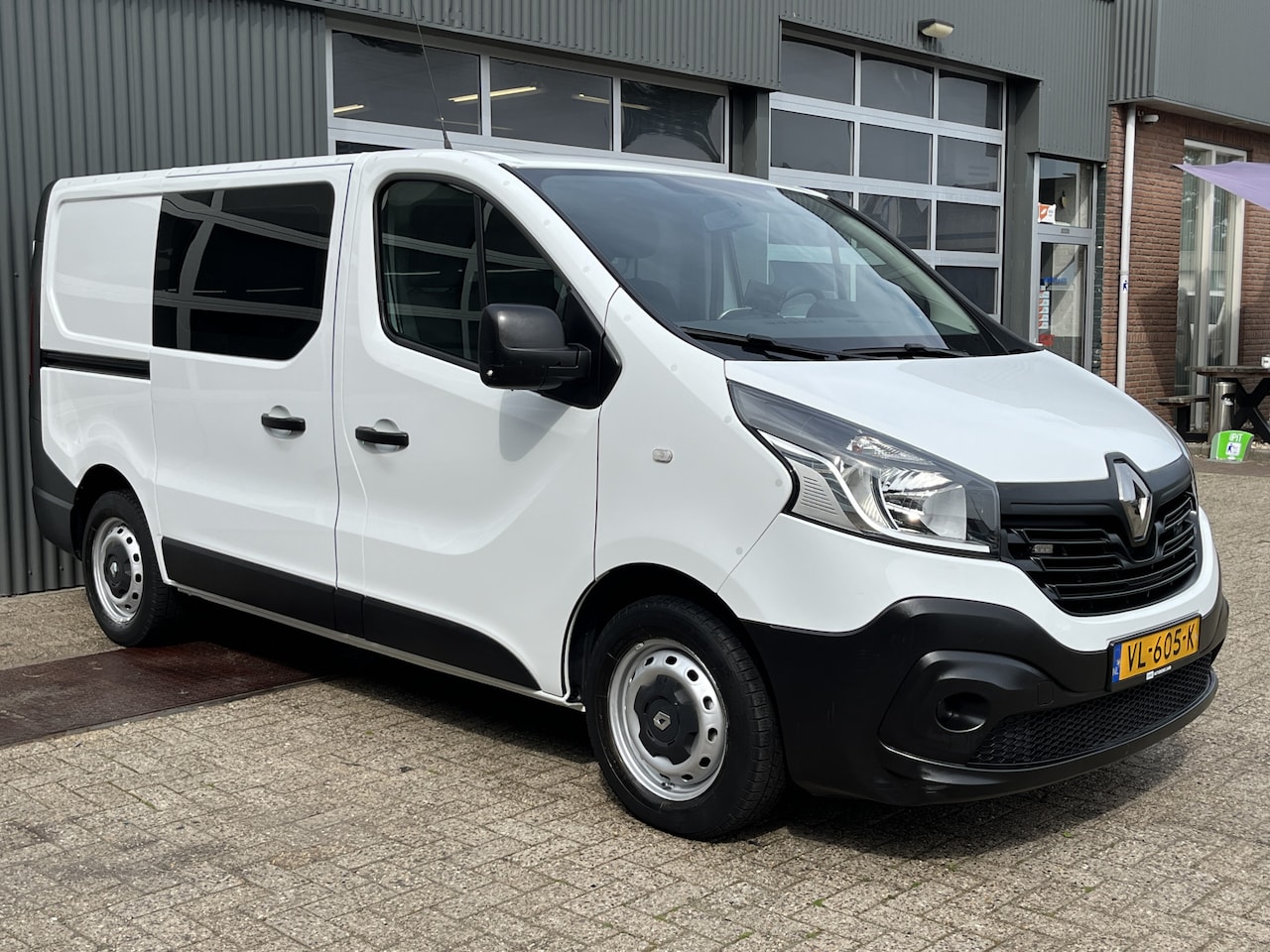 Renault Trafic - 1.6 dCi L1H1 Airco Cruise control Kantoorinrichting Parkeersensoren achter 3-Persoons Navi - AutoWereld.nl