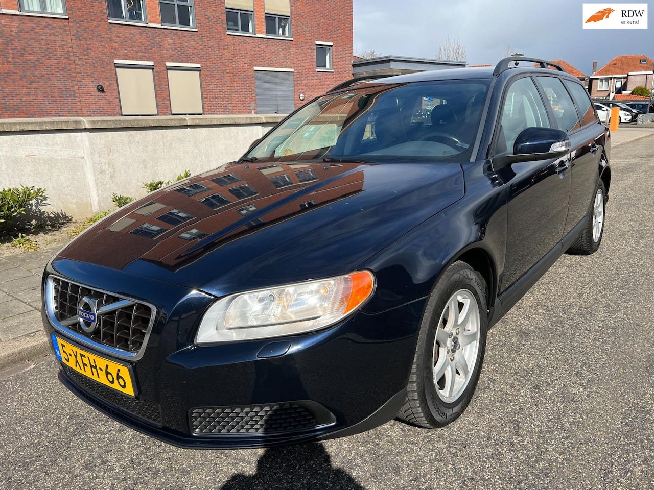 Volvo V70 - 2.5T Momentum AUT /Airco/Cruise/LMV/Elek. Pakket - AutoWereld.nl