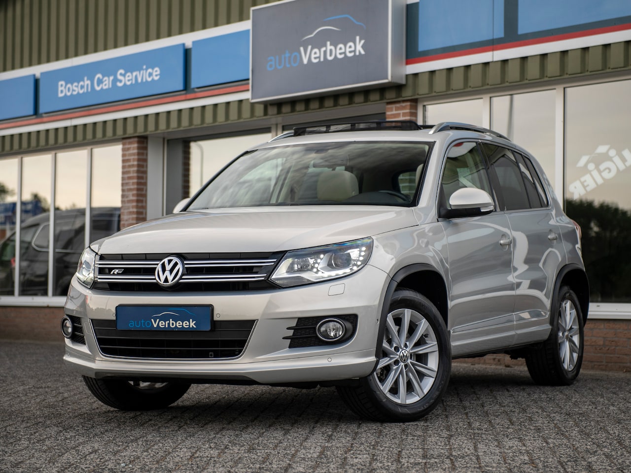 Volkswagen Tiguan - 2.0TSi 180pk DSG R-Line Sport&Style 4Motion | Pano | Leer | Elektr.best.stoel Memory | Ada - AutoWereld.nl