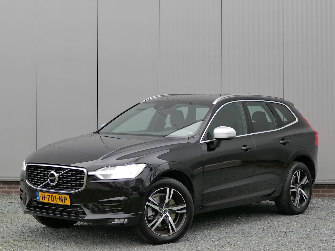 Volvo XC60 - T4 R-Design 12 MND garantie Achteruitrijcamera / Trekhaak / Stoelverwarming / Full LED ver - AutoWereld.nl