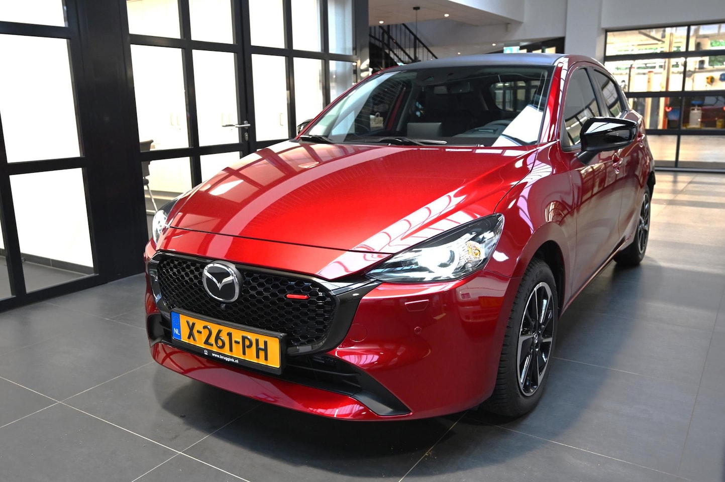 Mazda 2 - e-SkyActiv-G 90 6MT Homura Aka met DA pack *Demo* - AutoWereld.nl