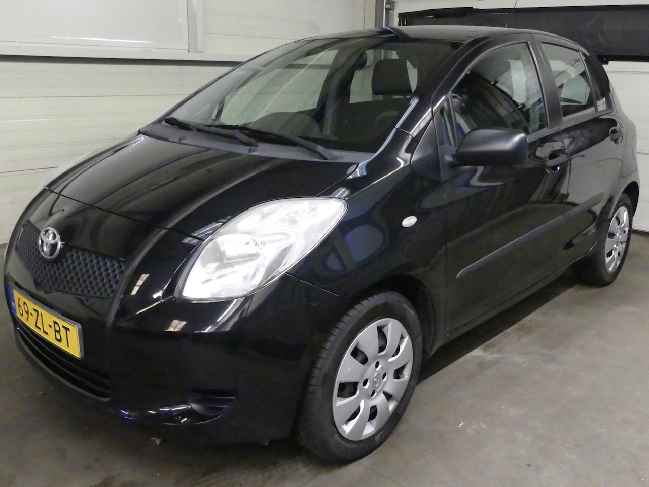 Toyota Yaris - 1.3 VVTi Terra - Airco - 5deurs - Netjes Onderhouden - AutoWereld.nl