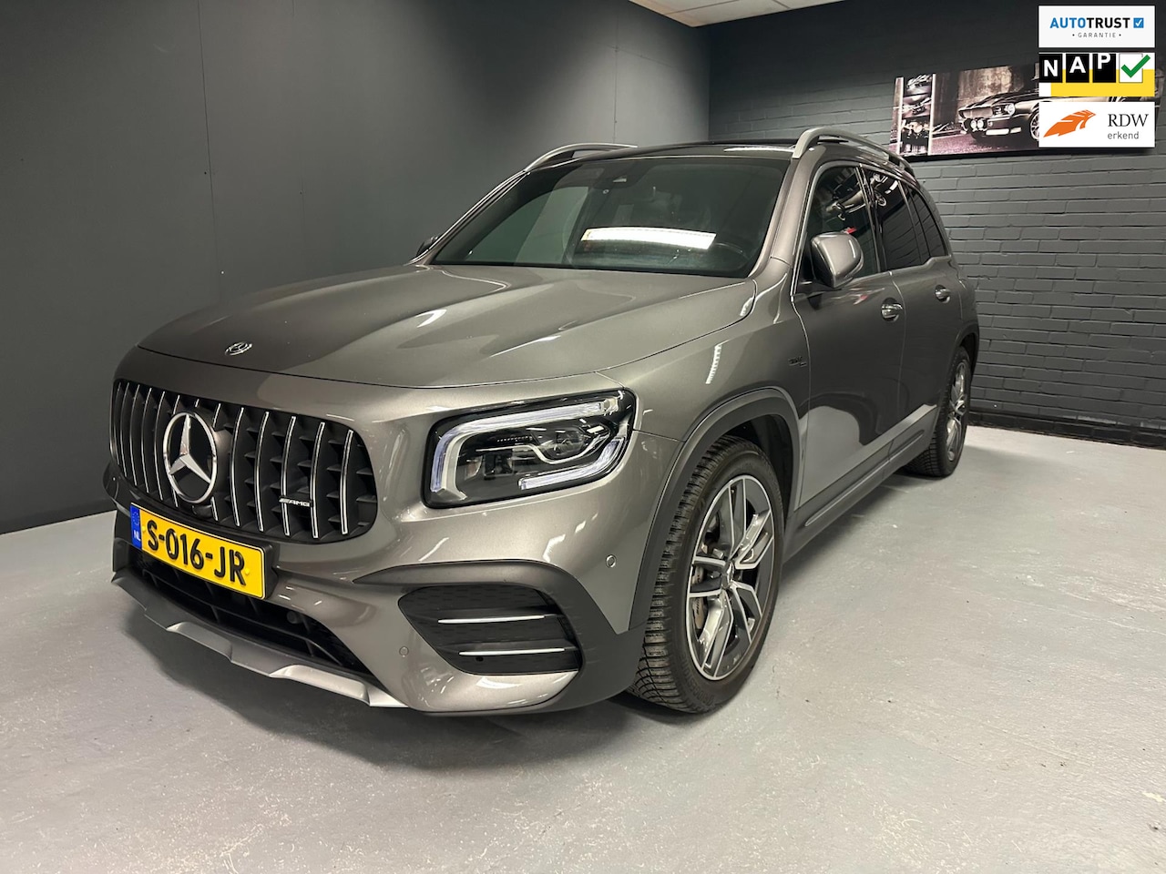 Mercedes-Benz GLB - 35 AMG 4MATIC Pano Stuur AMG Camera Sfeer keyless. - AutoWereld.nl