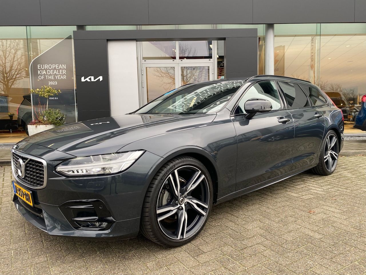 Volvo V90 - 2.0 T4 R-Design 20 Inch | Sportstoelen | Climate | Info Daan 0492-588964 Info Daan 0492-58 - AutoWereld.nl