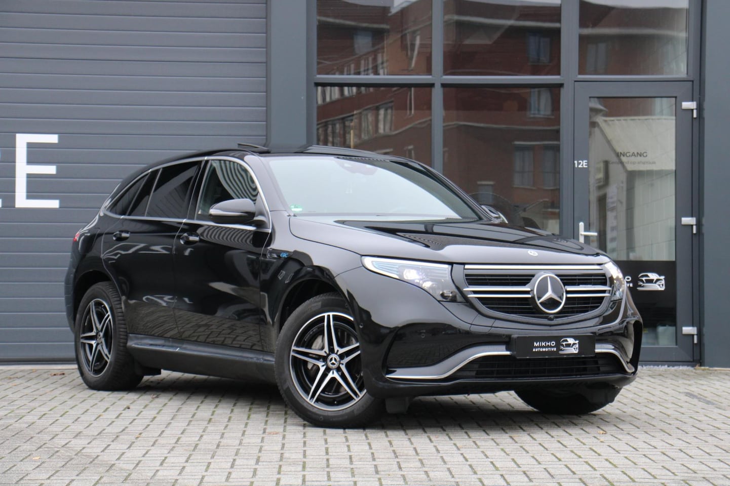 Mercedes-Benz EQC - 400 4MATIC AMG|Schuifkanteldak|Lane assist|Front assist|Stoelverwarming|Elektrische koffer - AutoWereld.nl