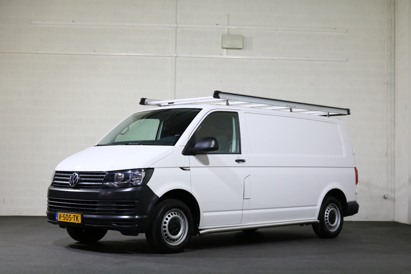 Volkswagen Transporter - 2.0 TDI L2 H1 Airco Imperiaal Trekhaak Inrichting - AutoWereld.nl