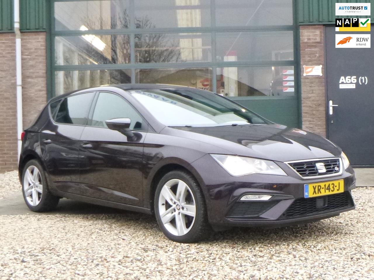 Seat Leon - 1.0 TSI FR Business Intense PANO DIGI KLOK TREKHAAK - AutoWereld.nl