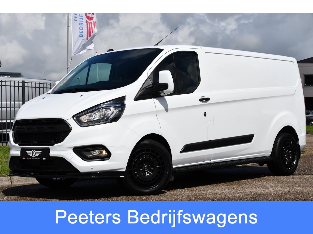 Ford Transit Custom - Black & White Edition 340 2.0 TDCI L2H1 Camera, Automaat, Cruise, Carplay, Trekhaak, Stoel - AutoWereld.nl