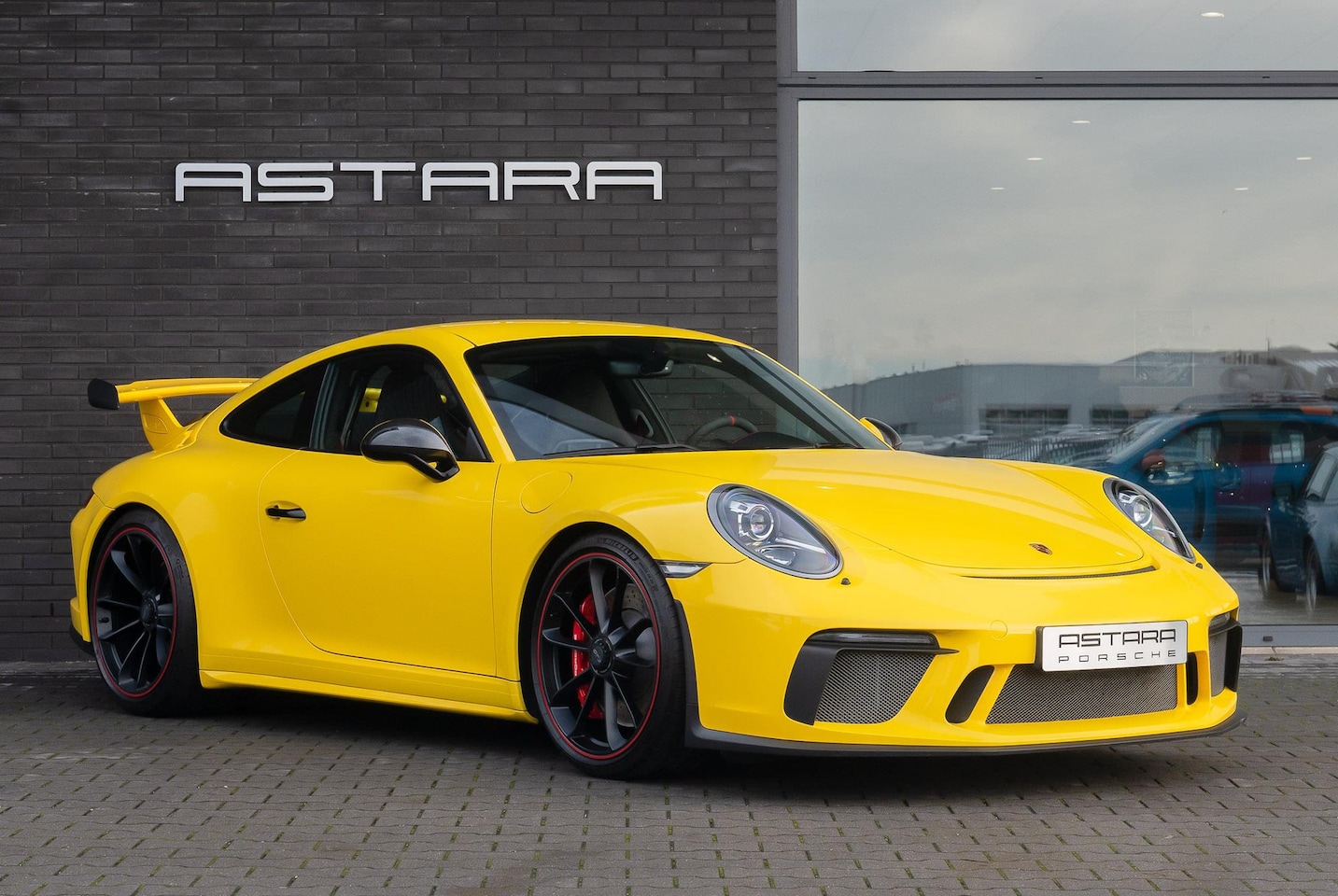 Porsche 911 - 4.0 GT3 | 14.800 km | Racing Yellow - AutoWereld.nl