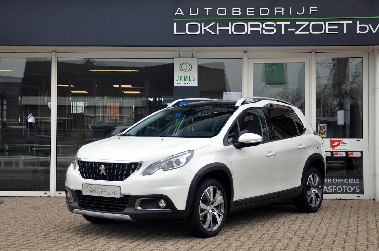 Peugeot 2008 - 1.2 PureTech 130 PK Allure | Panoramadak | Leder | Zeer nette staat! - AutoWereld.nl