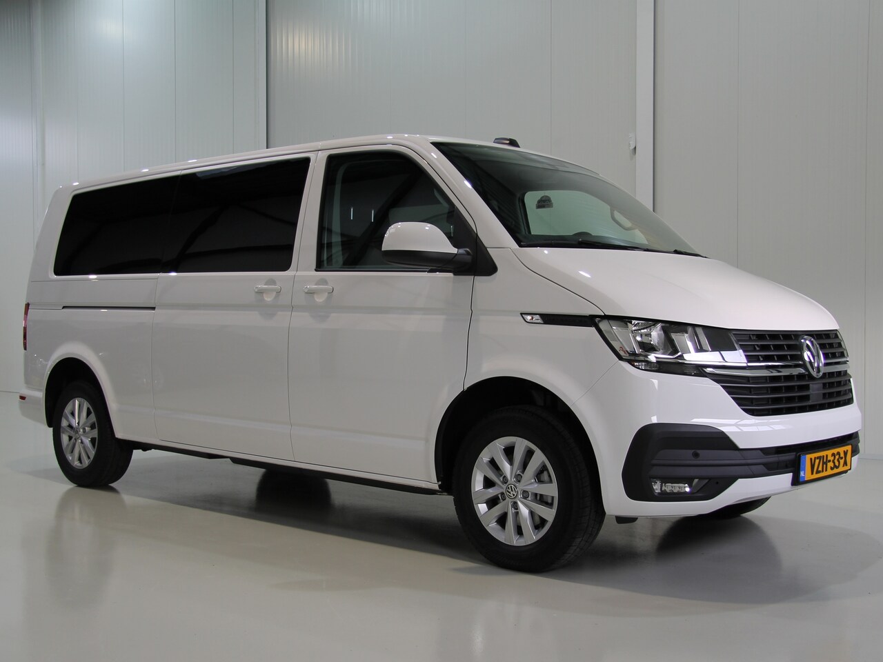 Volkswagen Transporter - 2.0 TDI L2 Highline Dub Cab | Schuifdeur L+ R - AutoWereld.nl