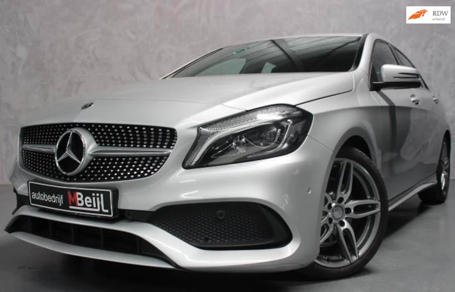 Mercedes-Benz A-klasse - 180 AMG Night Edition Plus /Automaat / Gr Navi /Led /Pdc - AutoWereld.nl