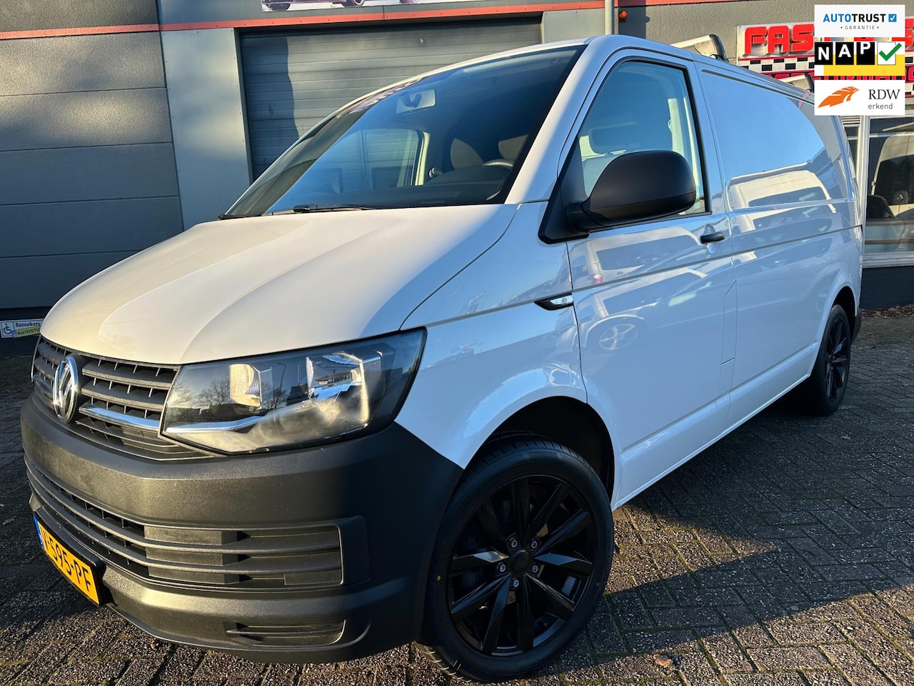 Volkswagen Transporter - 2.0 TDI 2018 84 PK 3 PERS NAP 1e EIGE CARPLAY NAVI - AutoWereld.nl