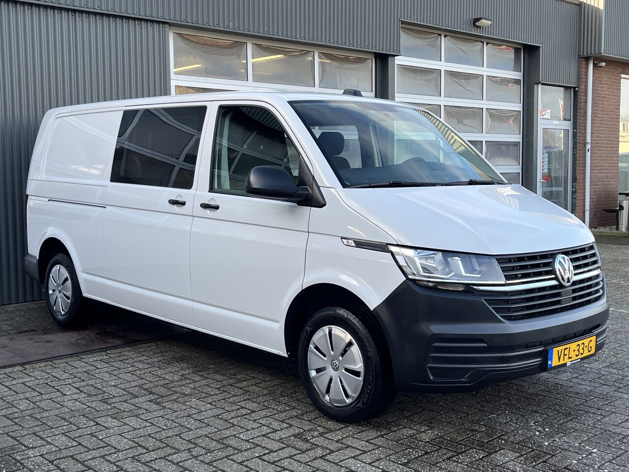 Volkswagen Transporter - 2.0 TDI L2H1 30 DC Airco Cruise controle Telefoonverbinding Trekhaak 2200kg trekgewicht Ap - AutoWereld.nl