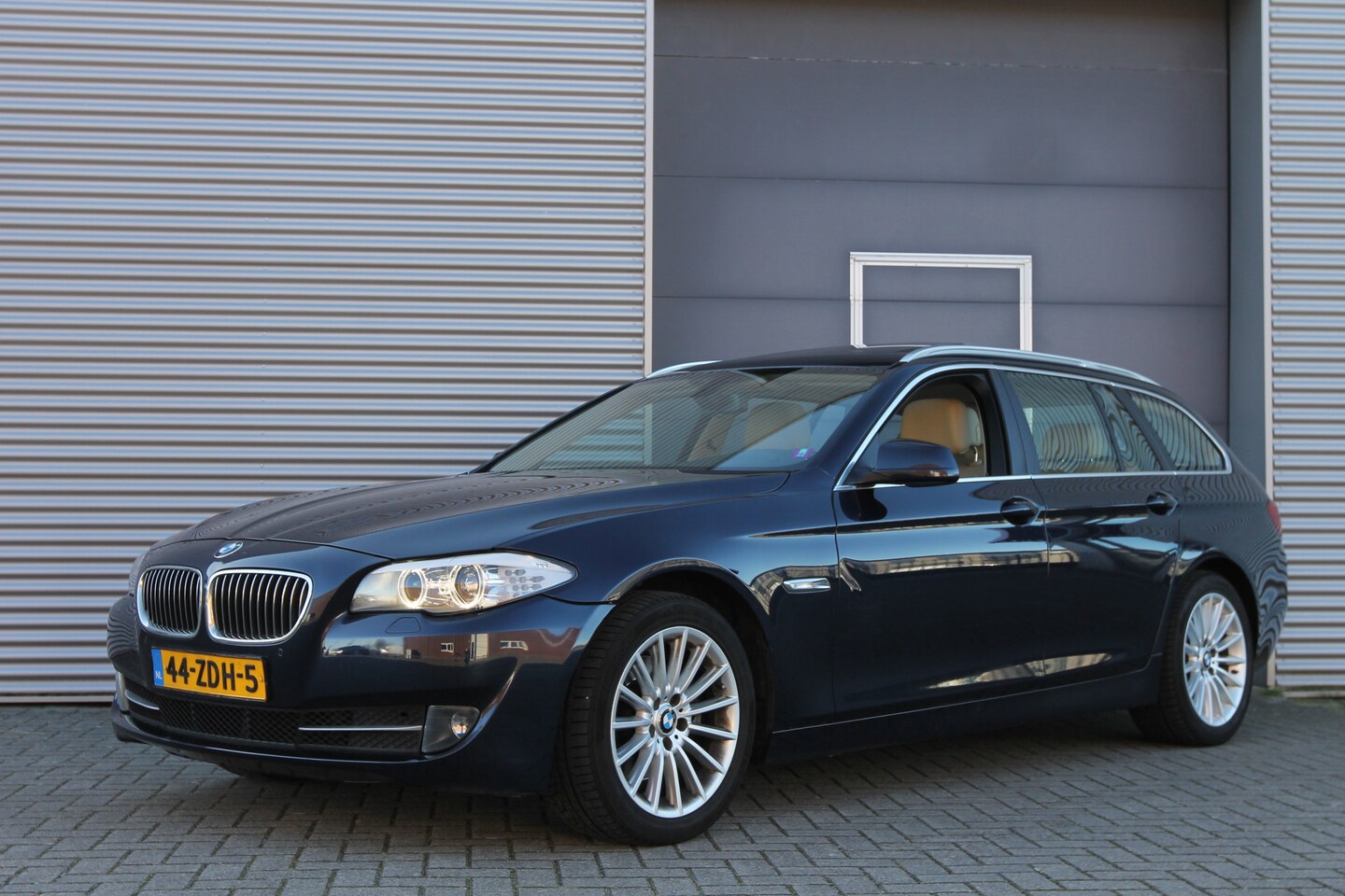 BMW 5-serie Touring - 520i High Executive I AUT. I NAVI I PANO.DAK I LEDER - AutoWereld.nl