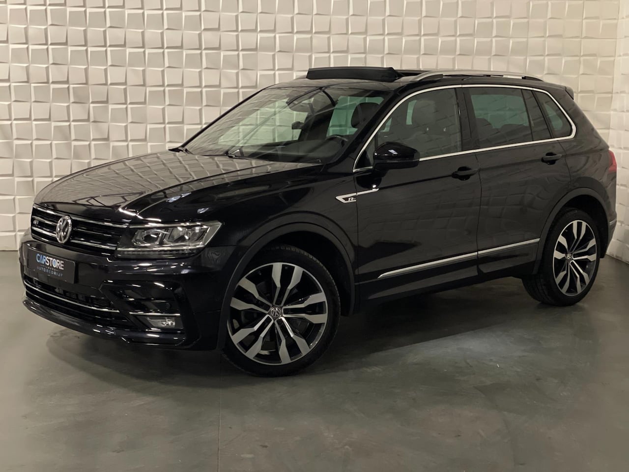 Volkswagen Tiguan - 2.0 TSI 4Motion 3x R LINE VIRTUAL PANO KEY - AutoWereld.nl