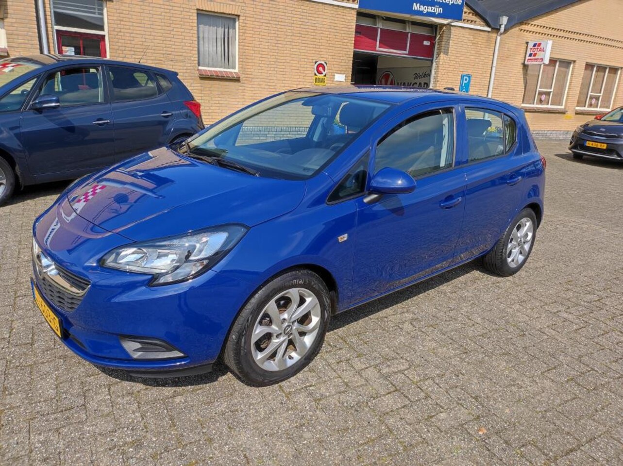 Opel Corsa - 1.4 Online Edition 5 drs. navigatie-airco-parkeersensoren - AutoWereld.nl