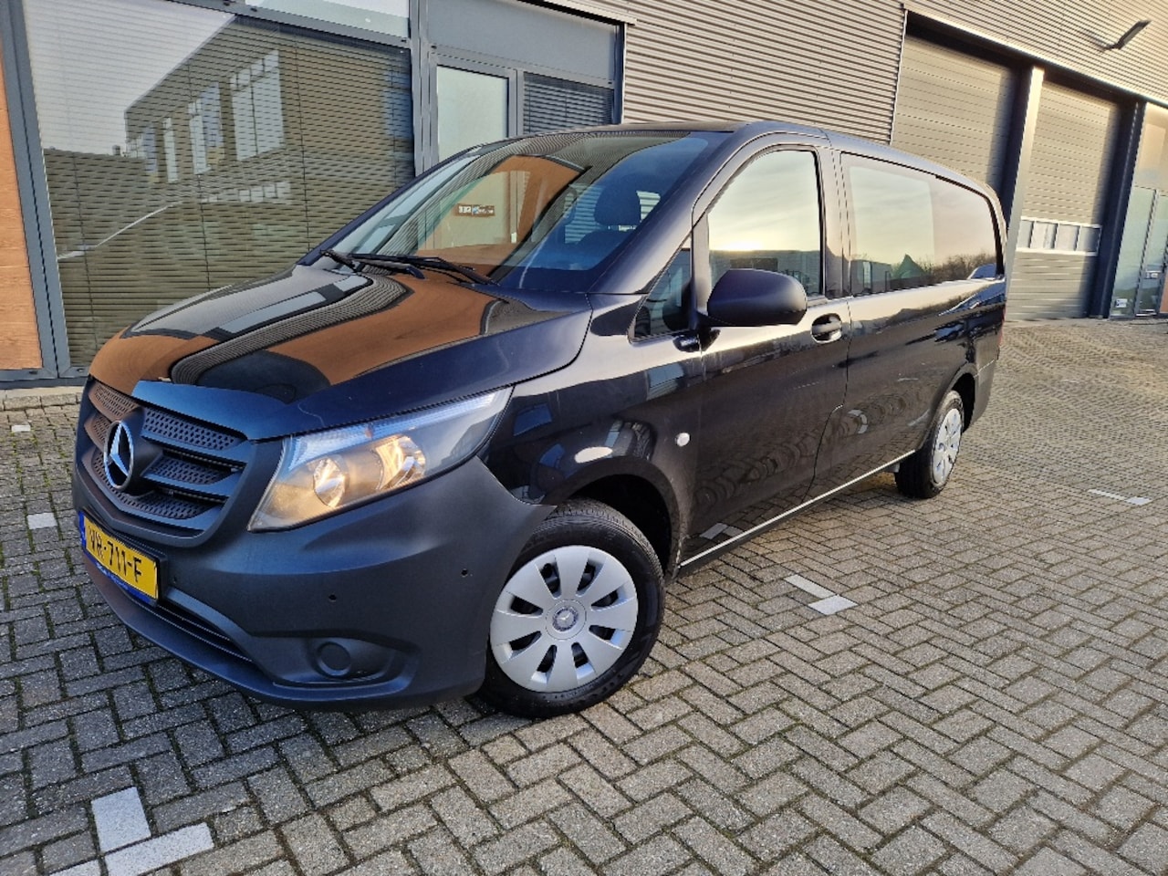 Mercedes-Benz Vito - 111 CDI Lang DC leder navi cruise airco trekhaak pdc camera Comfort - AutoWereld.nl