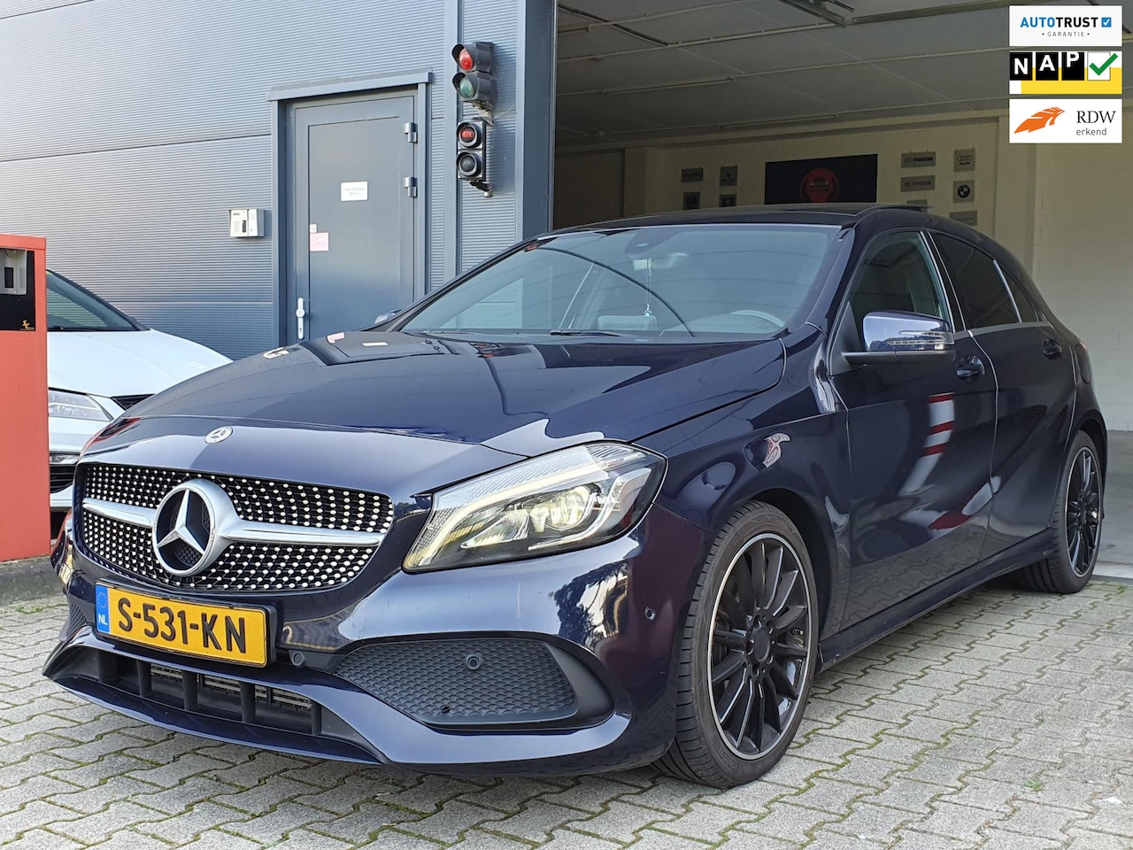 Mercedes-Benz A-klasse - 200 Sport Edition | AMG-STYLING / PANO / CARPLAY / ALCANTARA / SENSOREN + CAMERA / FLIPPER - AutoWereld.nl