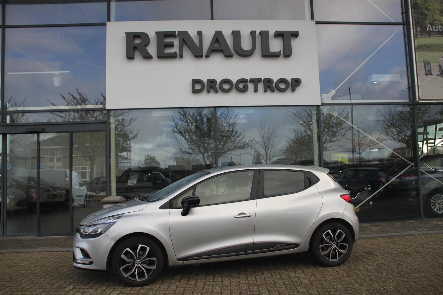 Renault Clio - 90PK-LIMITED-46DKM-NAVI-CRUISE-LMV-BLUET-PDC- - AutoWereld.nl