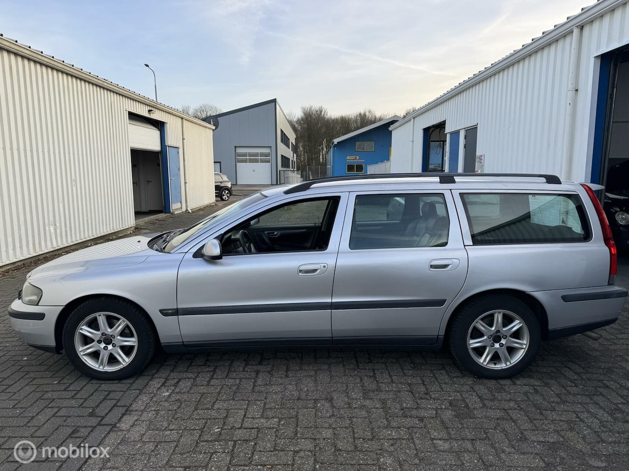 Volvo V70 - 2.4 D5 Edition II | Trekhaak | Navi | Leer | APK - AutoWereld.nl