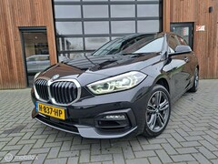 BMW 1-serie - 118i AUT VIRTUAL LED CARPLAY NAVIGATIE SPORT BTW