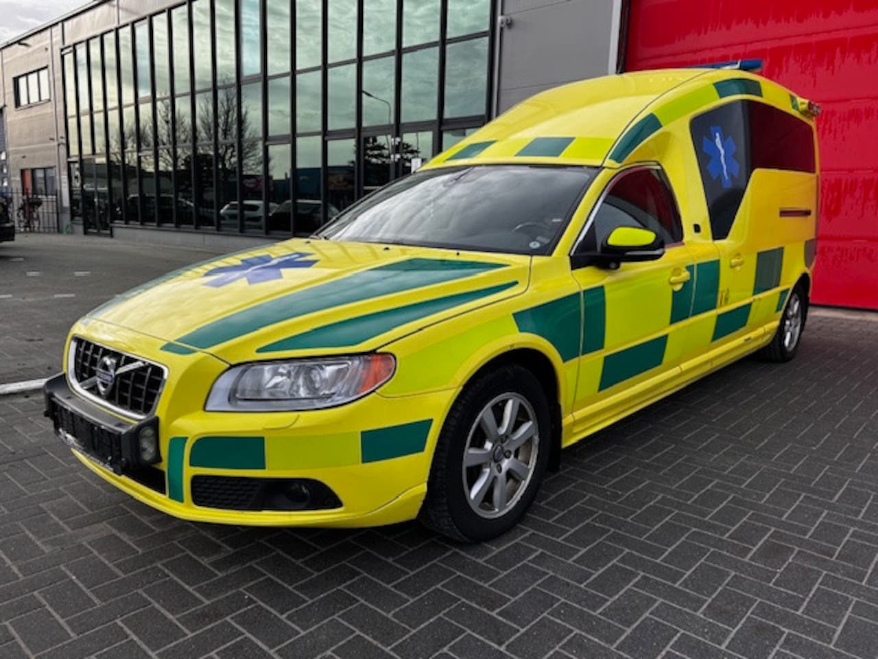 Volvo V70 - 2.3 Liter Diesel 4×2 Ambulance Mit Danisch Zulassungspapieren. - AutoWereld.nl