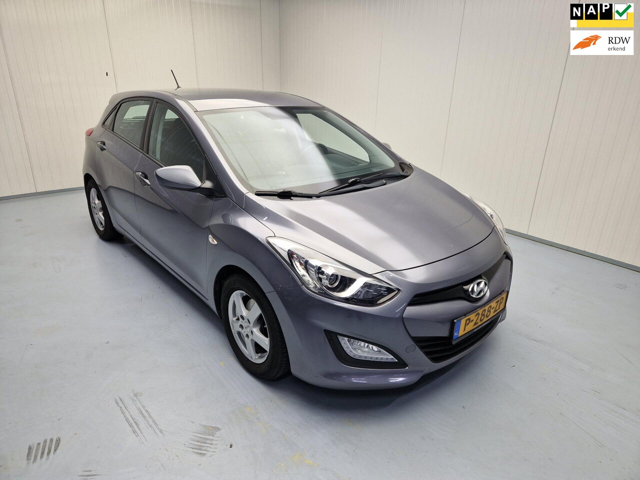 Hyundai i30 - 1.4 Airco Alu Velgen met all Season banden Trekhaak - AutoWereld.nl