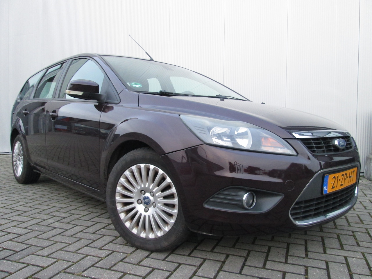 Ford Focus Wagon - 1.6 Titanium Top-onderhoudshistorie Rijklaar met gr. beurt Trekhaak - AutoWereld.nl