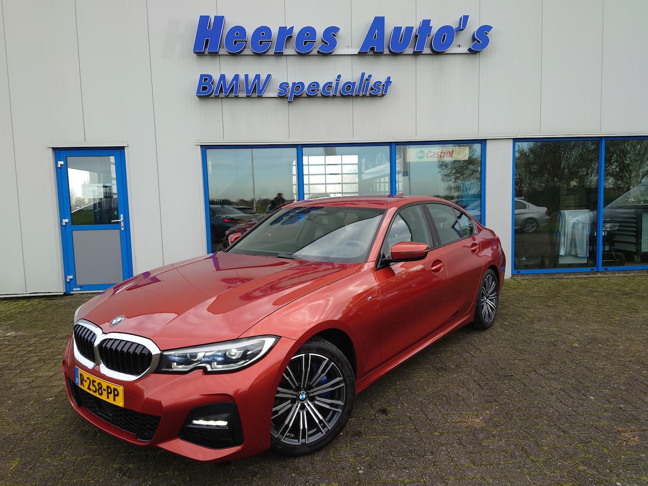 BMW 3-serie - 330i High Executive M-Sport / Driving Assistant Pro / LED / Trekhaak, etc etc - AutoWereld.nl