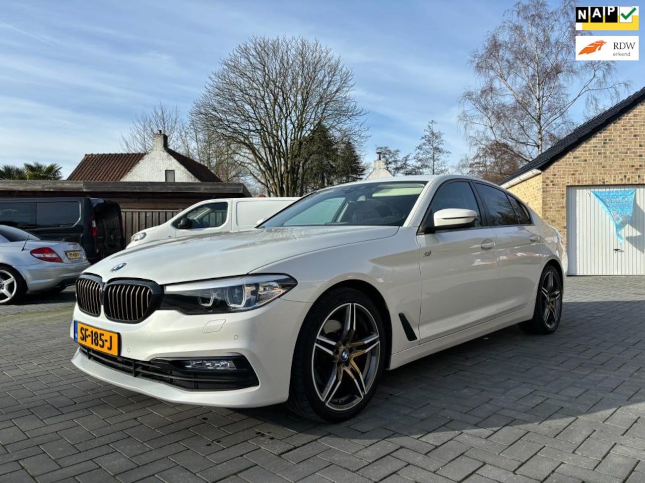 BMW 5-serie - 520d High Executive Automaat parelmoer apple carplay stoelverwarming 2017 standkachel - AutoWereld.nl