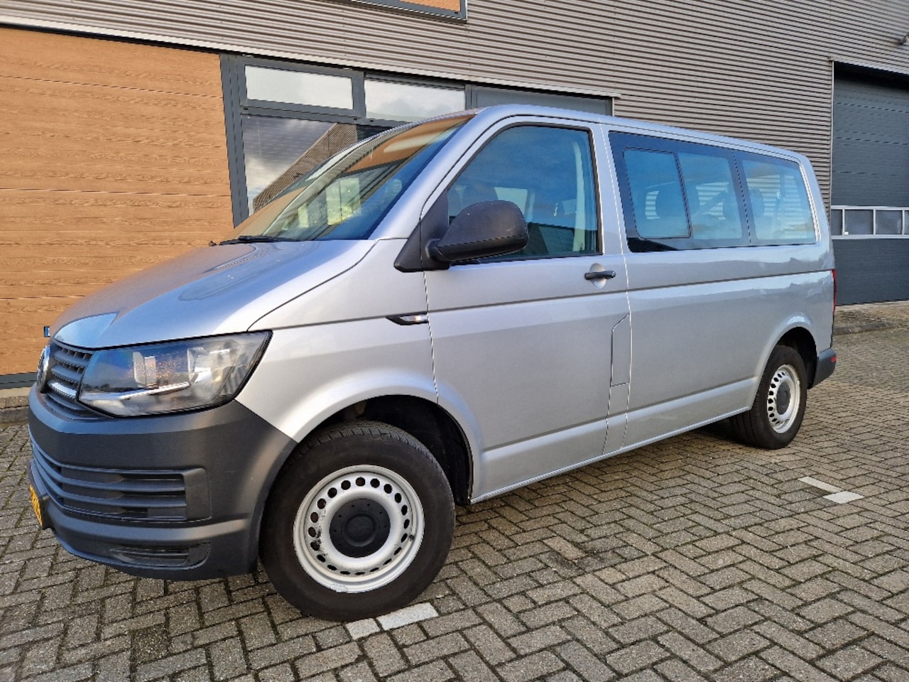 Volkswagen Transporter Kombi - 2.0 TDI 9-pers zeer mooi L1H1 euro6 Comfortline prijs ex btw - AutoWereld.nl