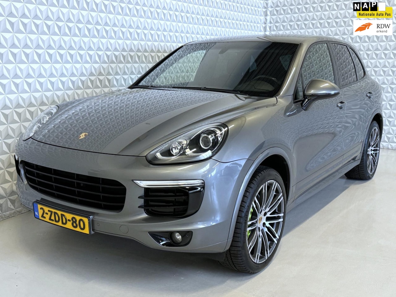 Porsche Cayenne - 3.0 S E-Hybrid Navigatie + Stoelverwarming + Trekhaak + Leder interieur - AutoWereld.nl