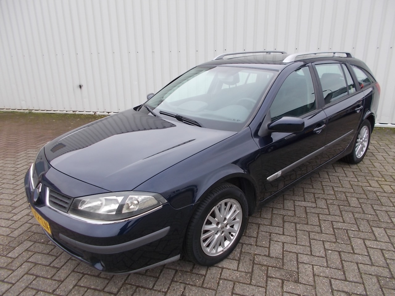 Renault Laguna Grand Tour - 2.0-16V Business 2.0-16V Business ( APK 15-06-2024 ) - AutoWereld.nl