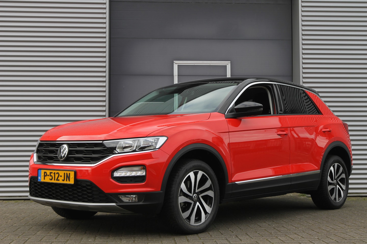 Volkswagen T-Roc - 1.5 TSI Active I AUTOMAAT I NAVI I CARPLAY I 20.000 KM - AutoWereld.nl