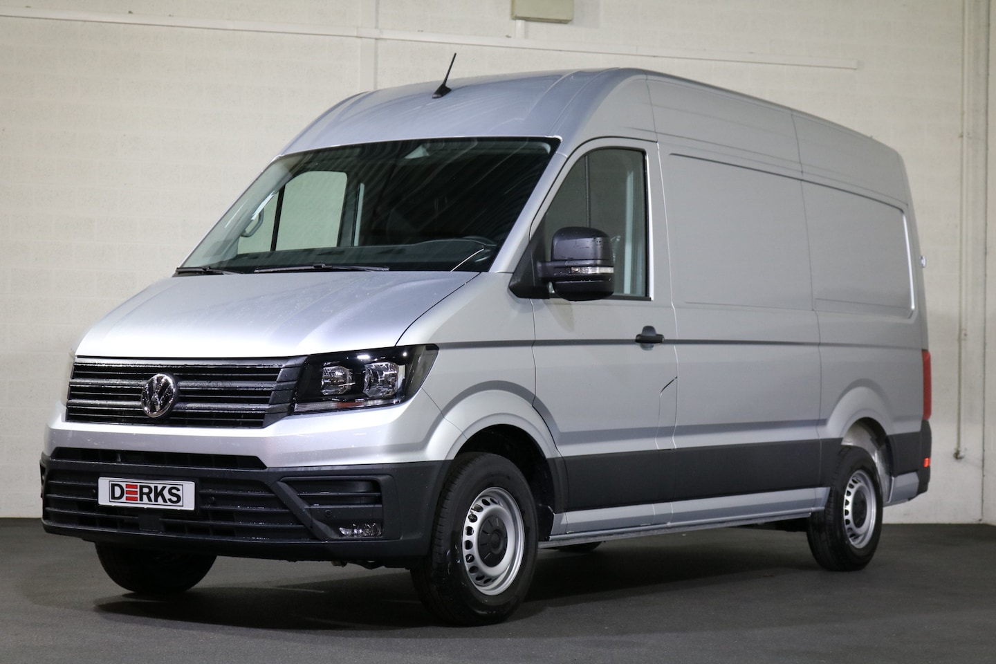 Volkswagen Crafter - 2.0 TDI 140pk L3 H3 Automaat Airco Navigatie Apple Carplay Camera - AutoWereld.nl