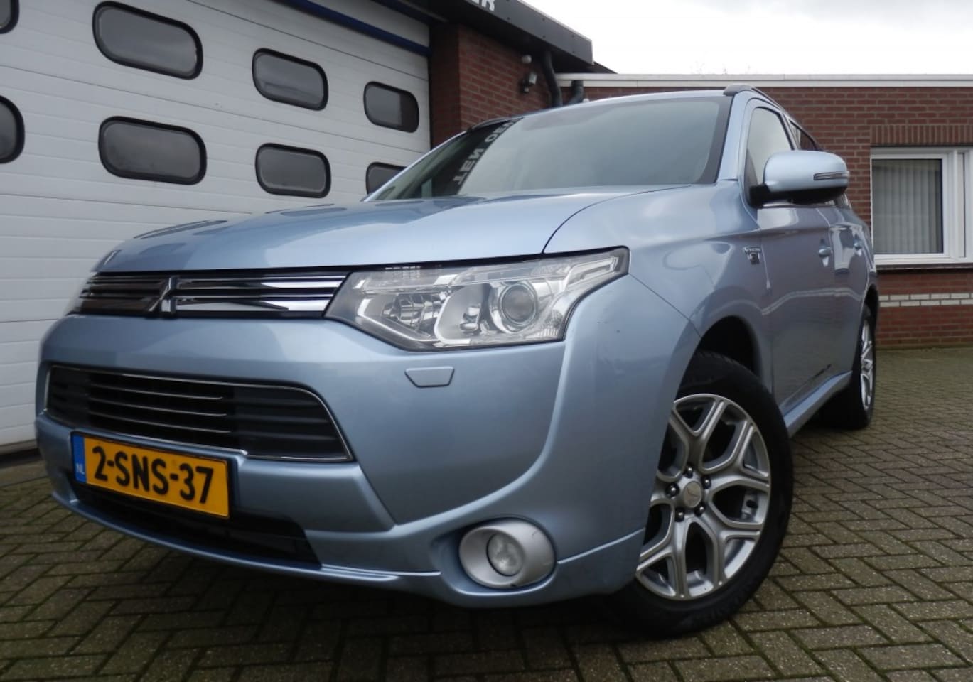 Mitsubishi Outlander - 2.0 PHEV INTENSE + XENON   LEDER   SCHUIFDAK - AutoWereld.nl