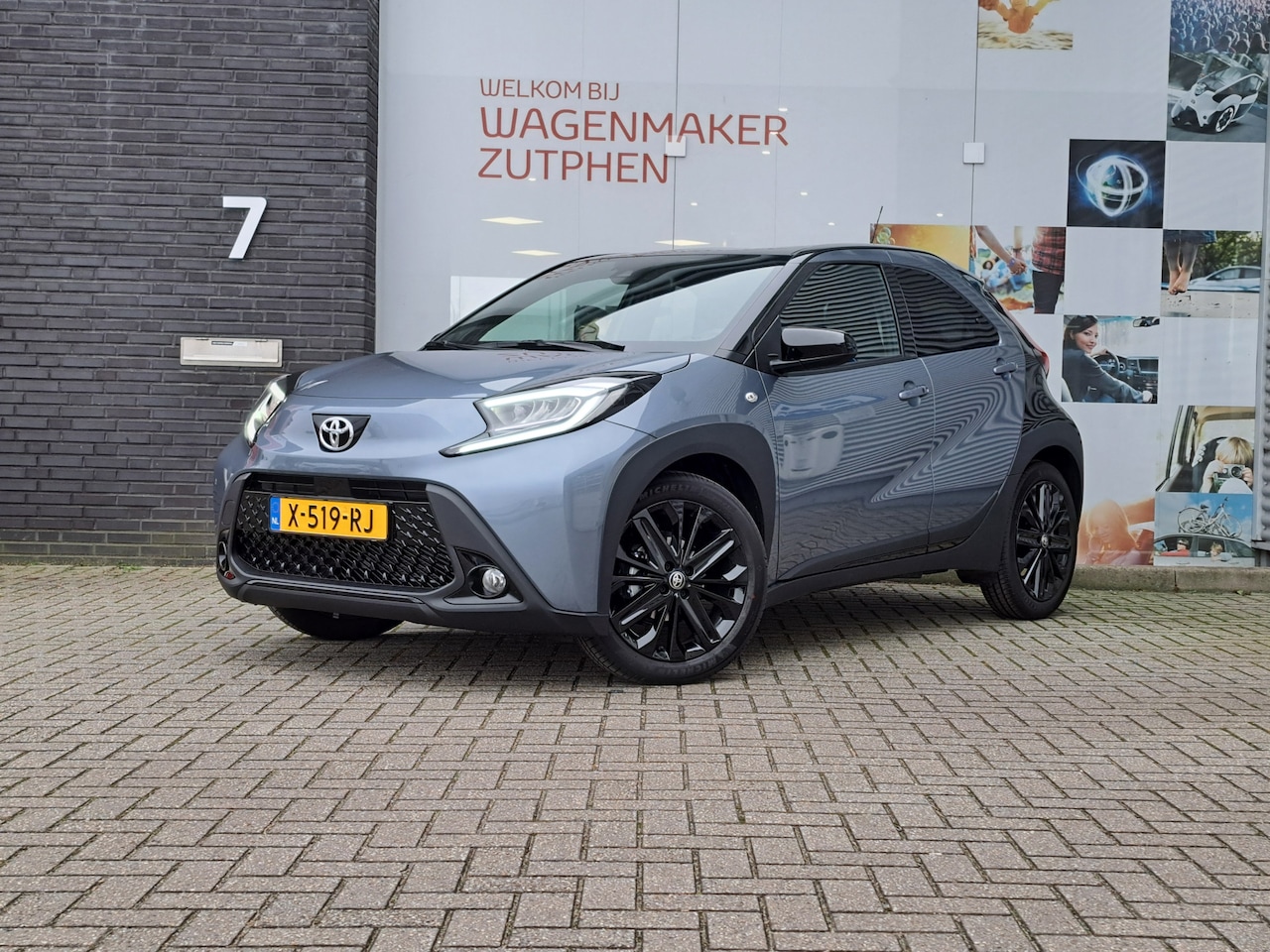 Toyota Aygo X - 1.0 VVT-i MT Premium Design Pack I APPLE CAR PLAY & ANDROID AUTO I TWO-TONE I - AutoWereld.nl