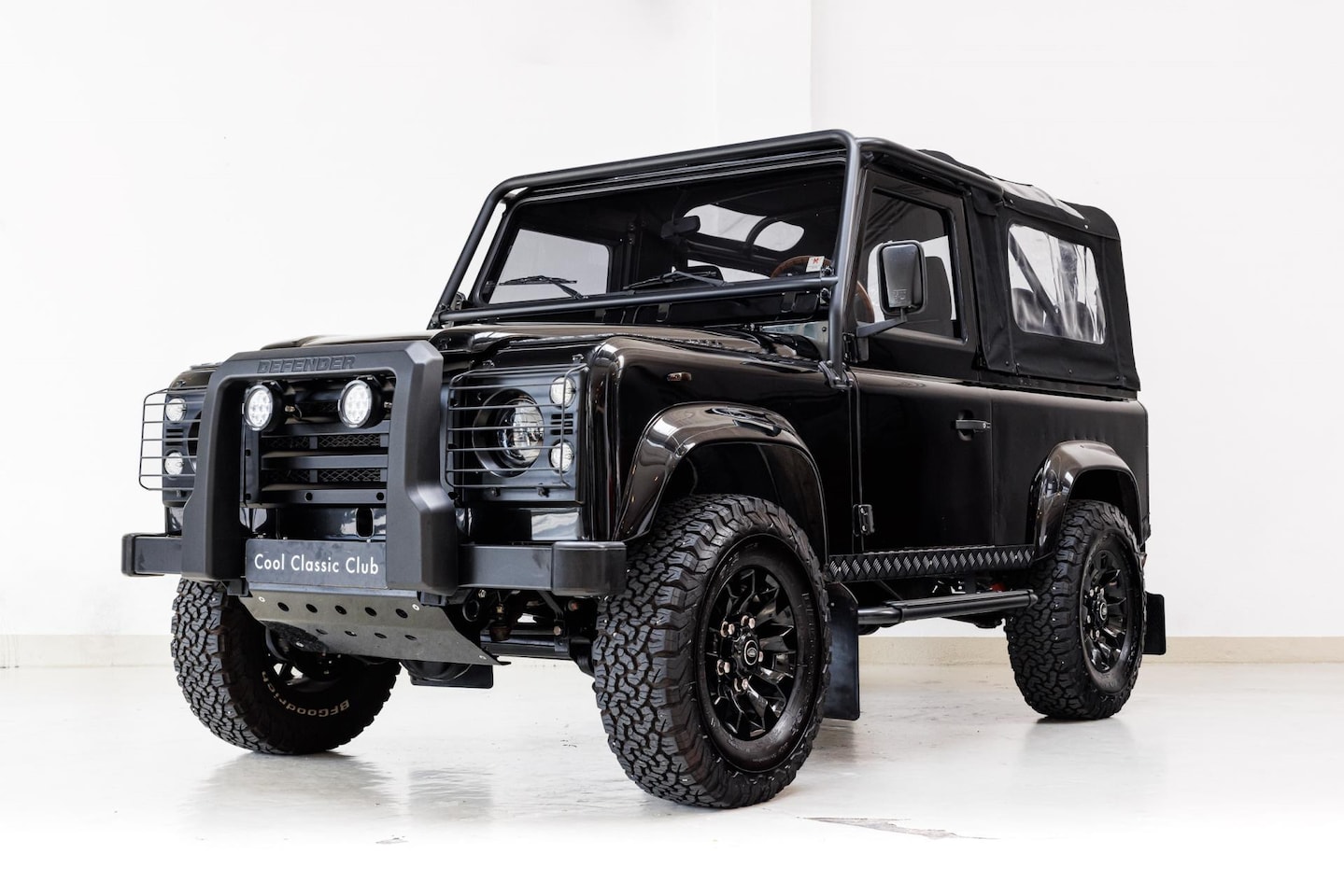 Land Rover Defender - Tophat V8 - Fully custom - Computer controlled petrol injection - AutoWereld.nl