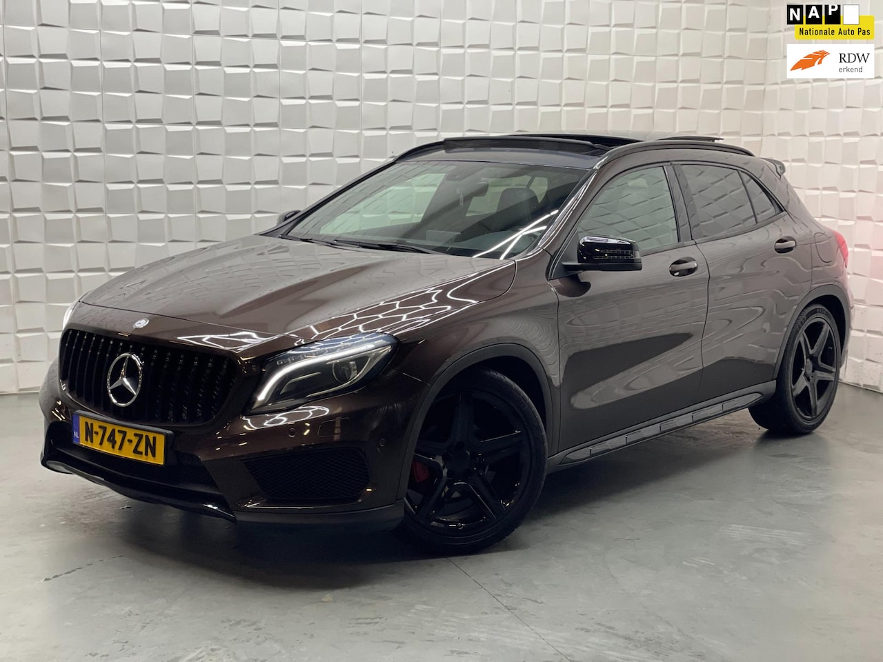 Mercedes-Benz GLA-Klasse - 180 AMG PANO NIGHT - AutoWereld.nl