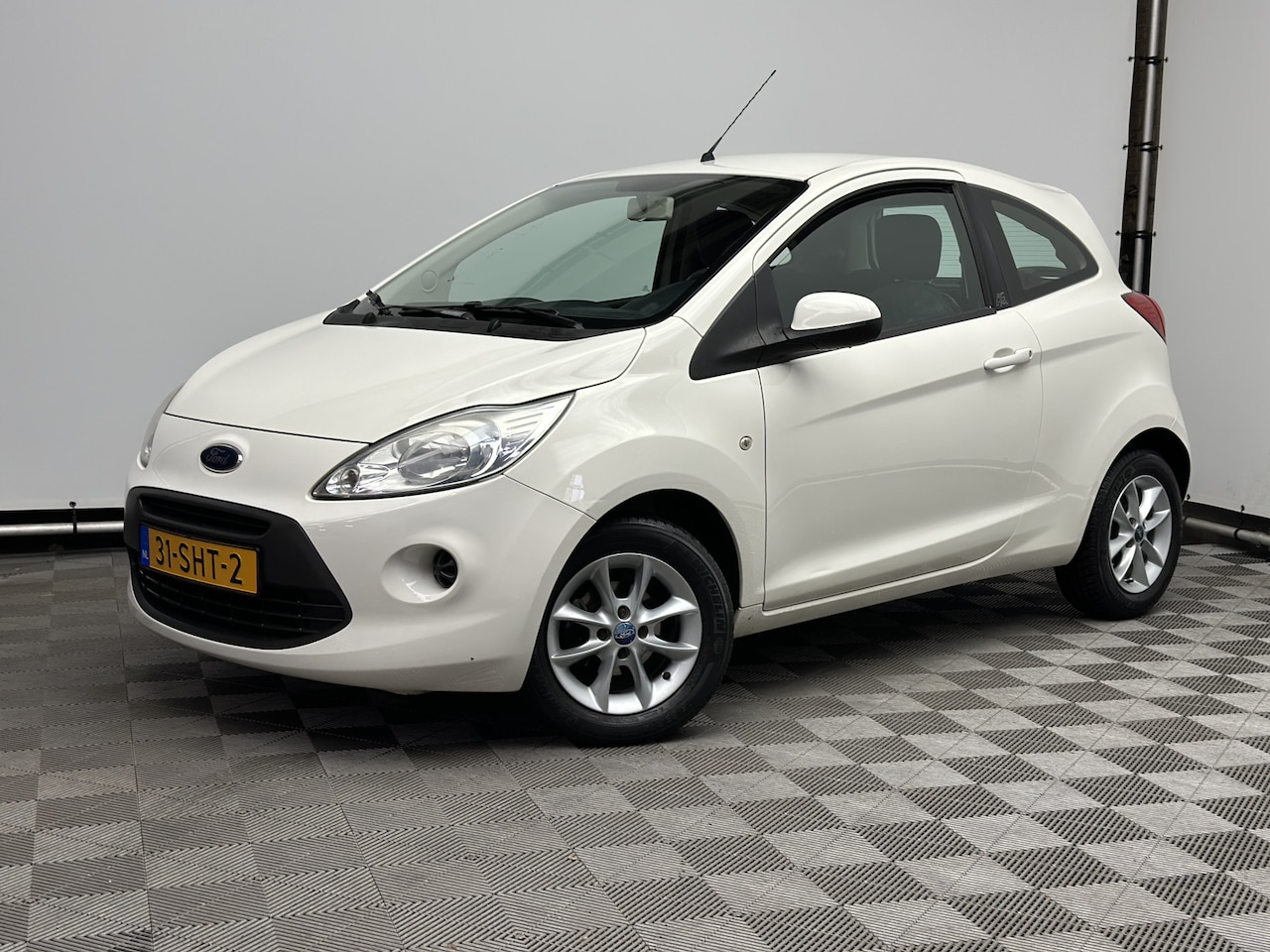 Ford Ka - 1.2 Cool & Sound start/stop Airco LM14" NL Auto - AutoWereld.nl