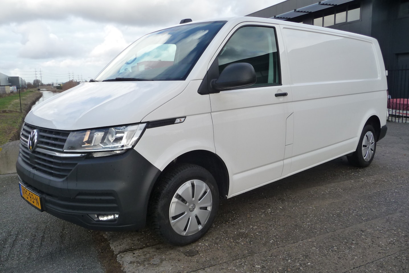 Volkswagen Transporter - 2.0 TDI L2H1 2.0 TDI L2H1, 110 pk deurtjes, trekhaak - AutoWereld.nl