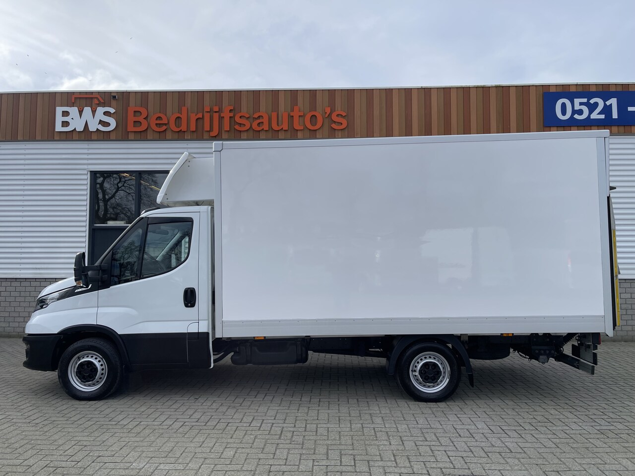 Iveco Daily - 35S14H 2.3 140pk automaat / bakwagen met laadklep / rijklaar € 30.950 ex btw / lease vanaf - AutoWereld.nl