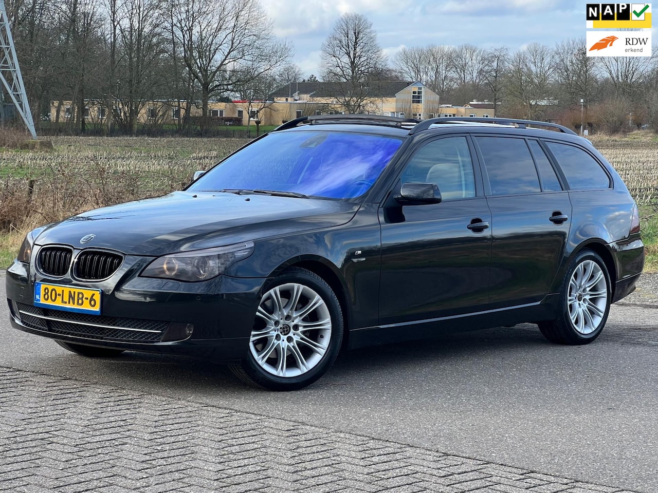 BMW 5-serie Touring - 523i Executive CRUISE/PANO/PDC/STLVRM/TREKHAAK/FULL OPTION/FACELIFT/APK 17-08-2024 - AutoWereld.nl