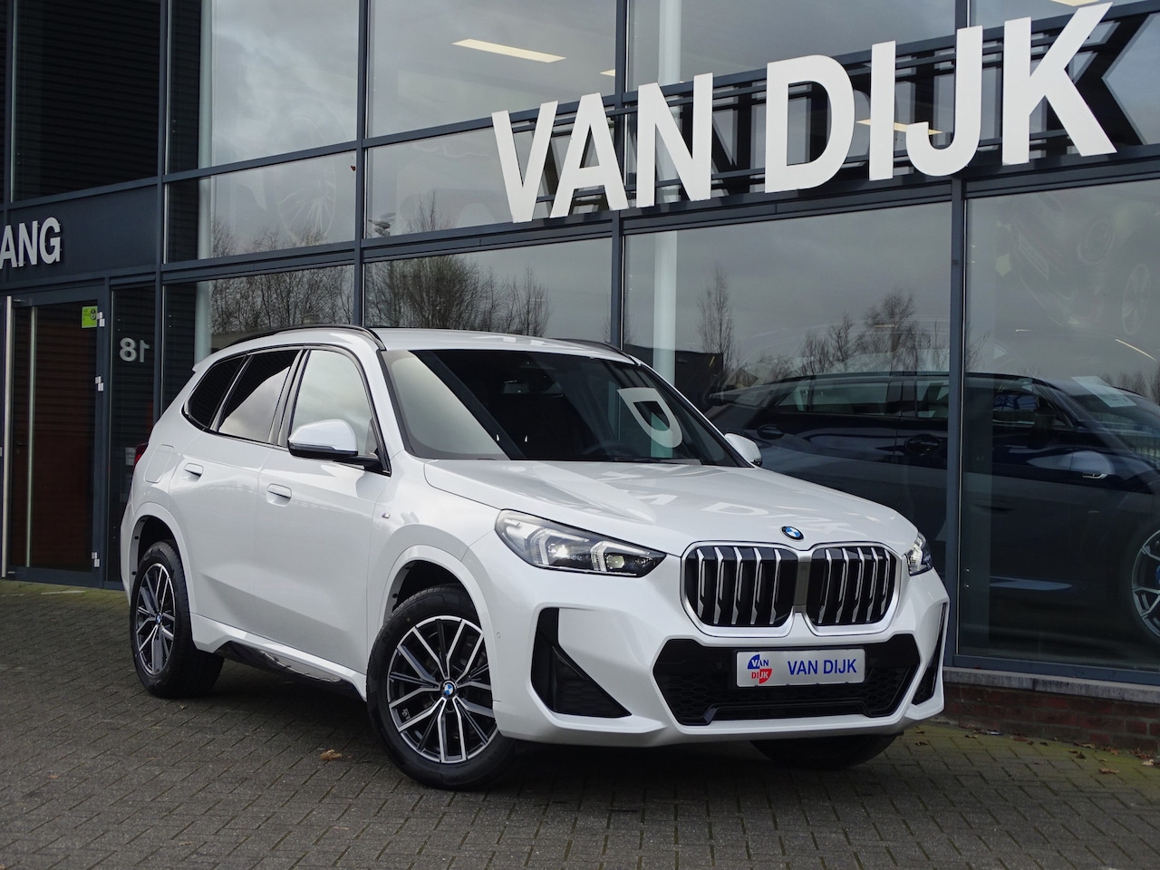 BMW X1 - 20i sDrive M Sportpakket Elek.Trekhaak Premium Pack. Widescreen Display Led 18" LM Wielen - AutoWereld.nl