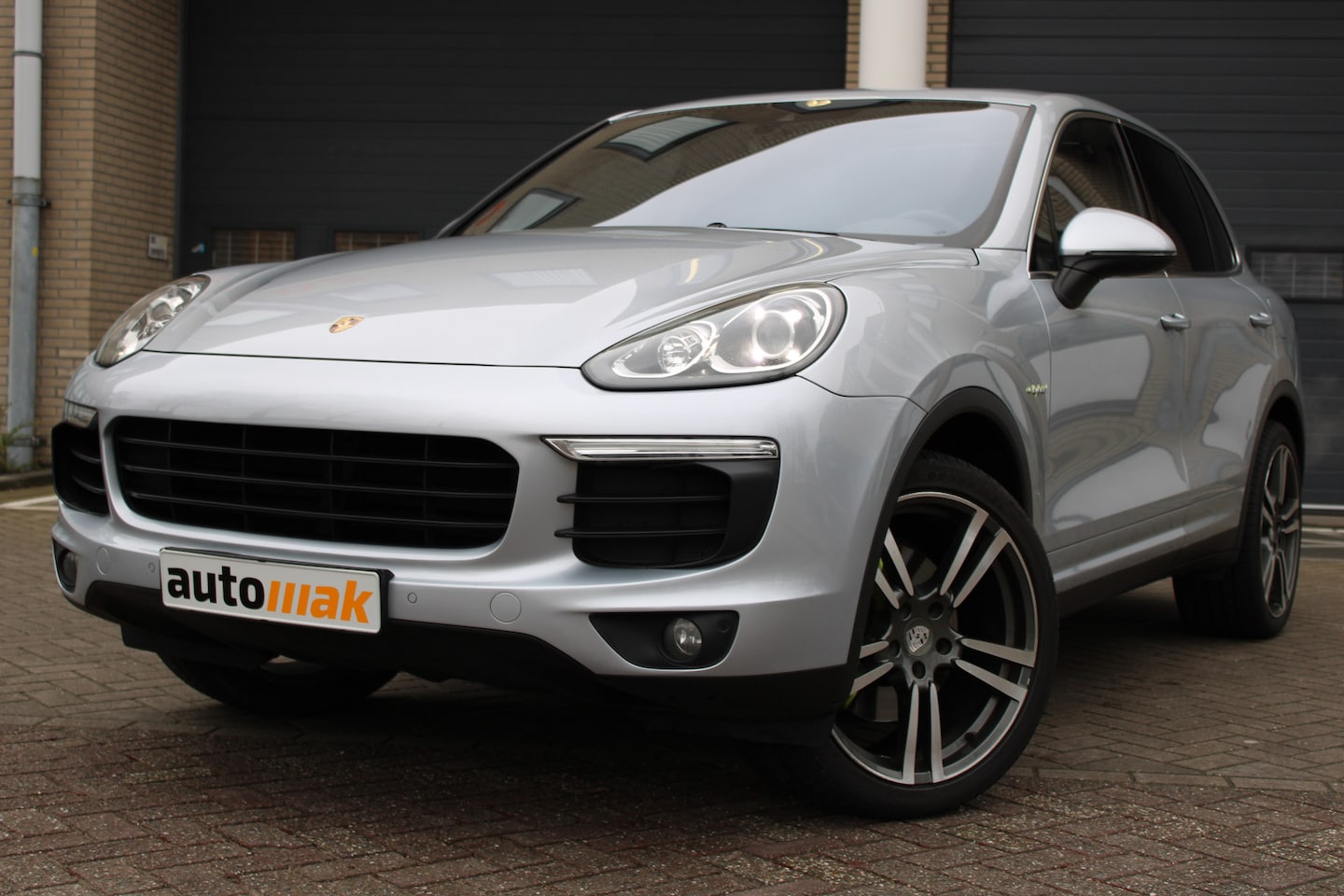 Porsche Cayenne - 3.0 S E-Hybrid 334 pk Pano Luchtvering - AutoWereld.nl