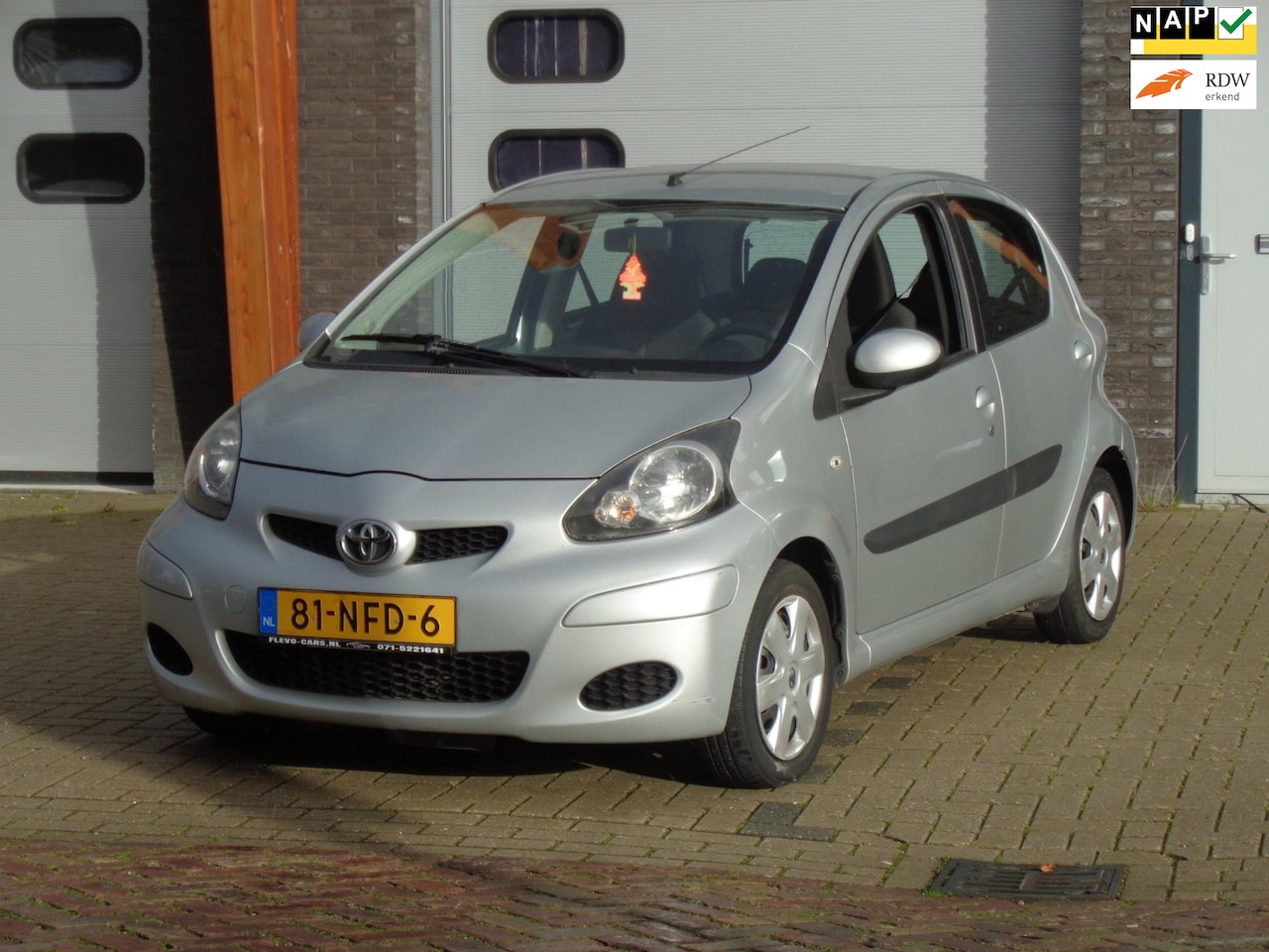 Toyota Aygo - 1.0-12V Comfort Apk 14-9-2024 Airco Stuurbekr 5-Deurs - AutoWereld.nl